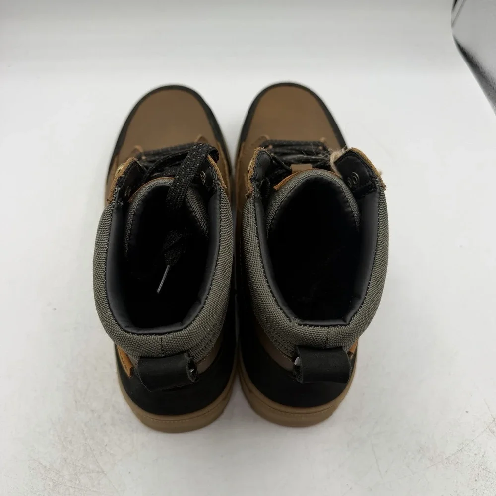 Sanuk post up